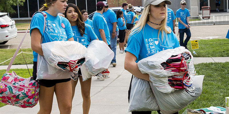 students moving in